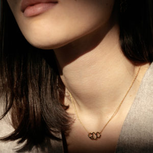 femme portant collier or