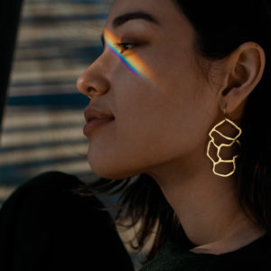 femme portant boucles d'oreilles femme or