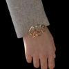 femme portant bracelet or